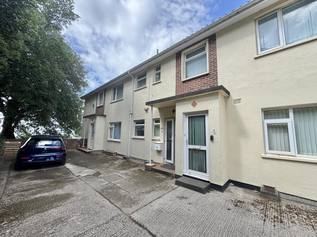 Lot: 50 - SPACIOUS TWO-BEDROOM FLAT FOR INVESTMENT OR OCCUPATION - Entrance to the property